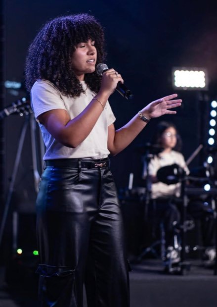 Estudiante cantando en vivo