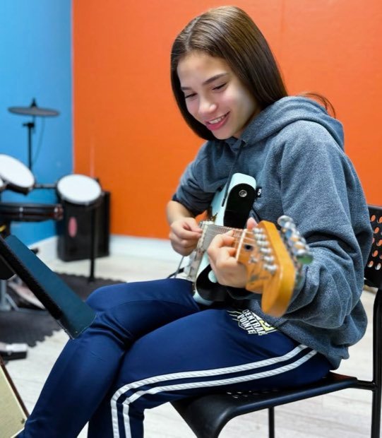 Estudiante en clase de guitarra