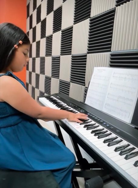 Practicando piano