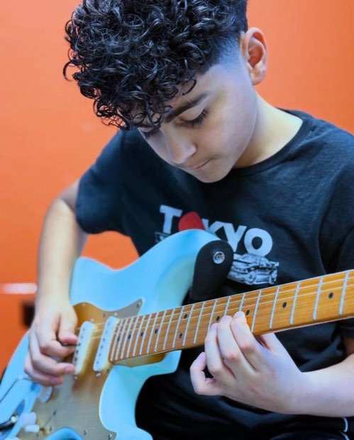 Estudiante en clase de guitarra eléctrica