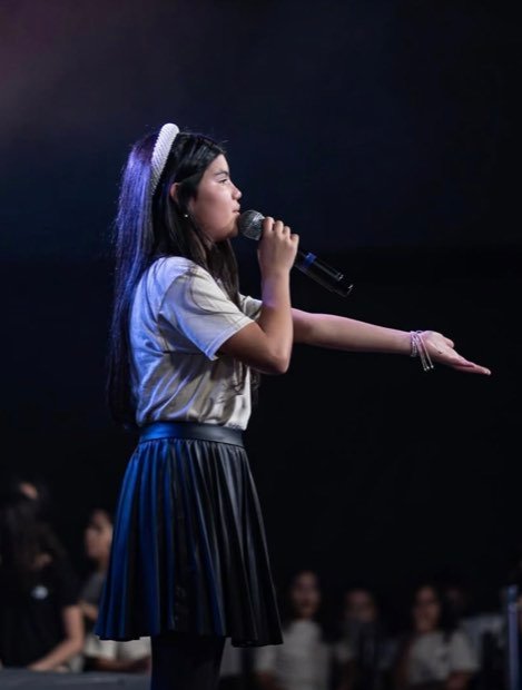 Estudiante cantando en un recital